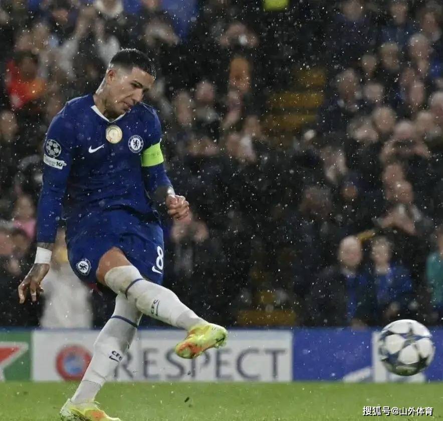 蓝军主帅马雷斯卡的4231阵型展现出惊人威力,让这场原本势均力敌的较量早早失去悬念